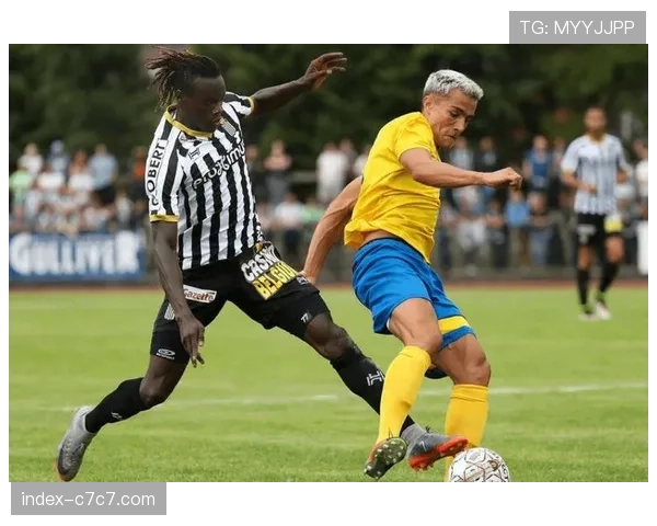 特写:终场哨响,为保级苦战取胜的格拉纳达球员相拥庆祝 特写:终场哨响,为保级苦战取胜的格拉纳达球员相拥庆祝